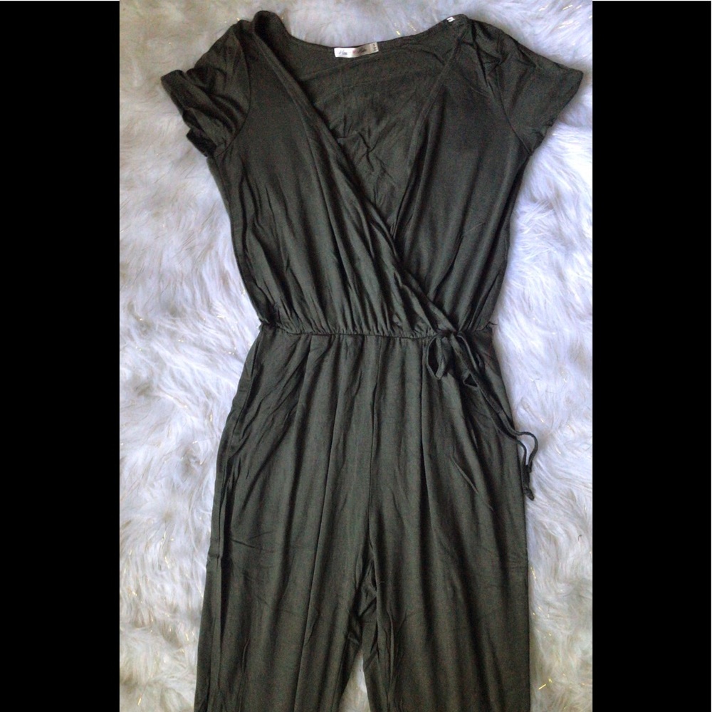 April Jumpsuit💕 - Picture 2 of 3